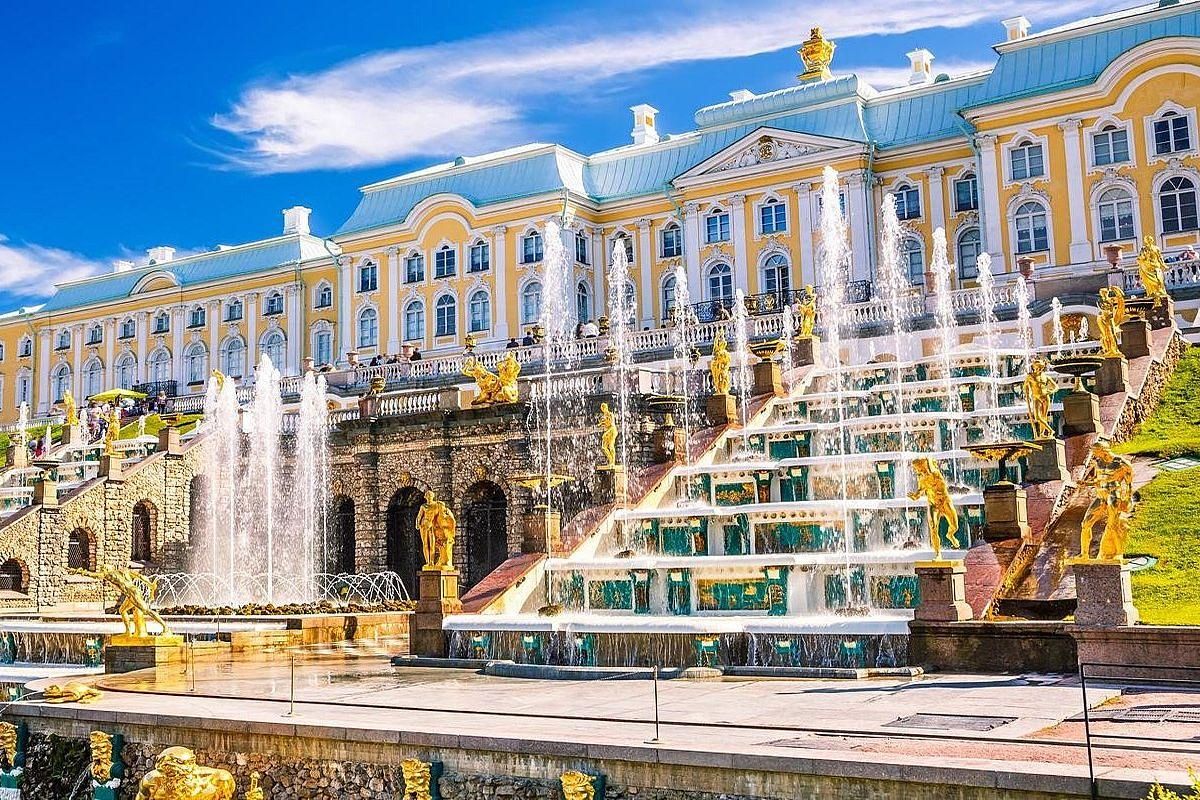 АЛЫЕ ПАРУСА В САНКТ-ПЕТЕРБУРГЕ